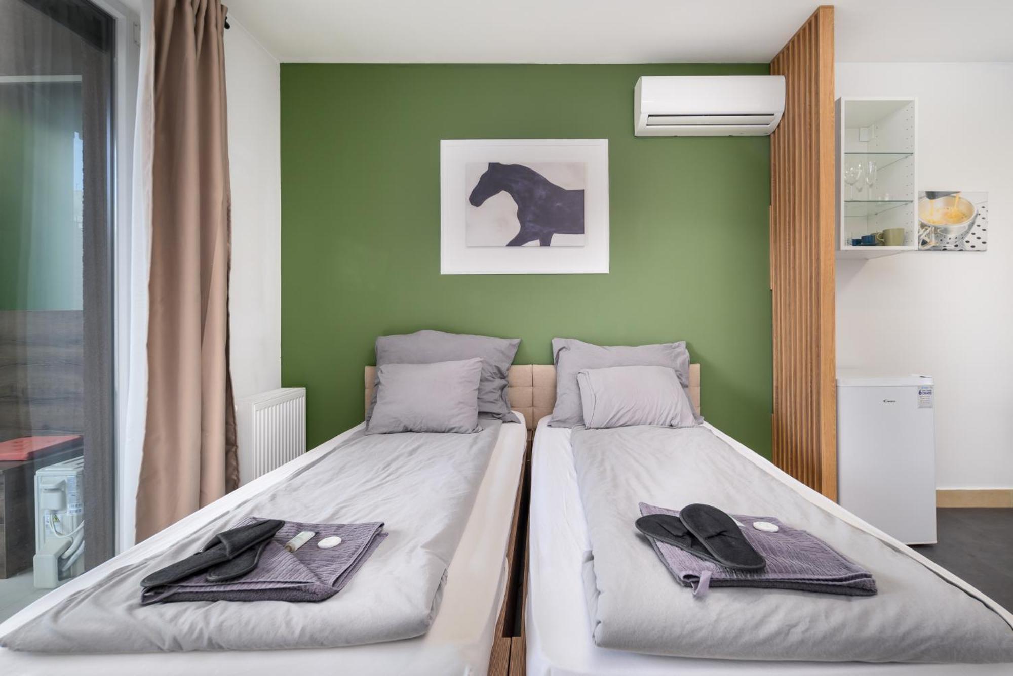 Atrium Deluxe Suite-free Parking Garage Same Building Apartment *
