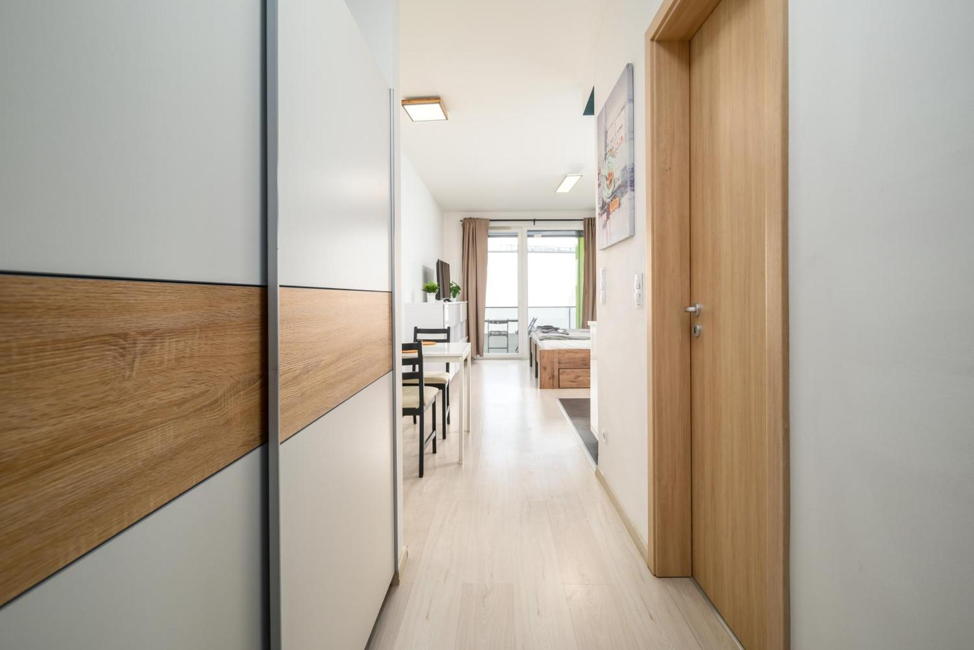Apartment Atrium Deluxe Suite-free Parking Garage Same Building *