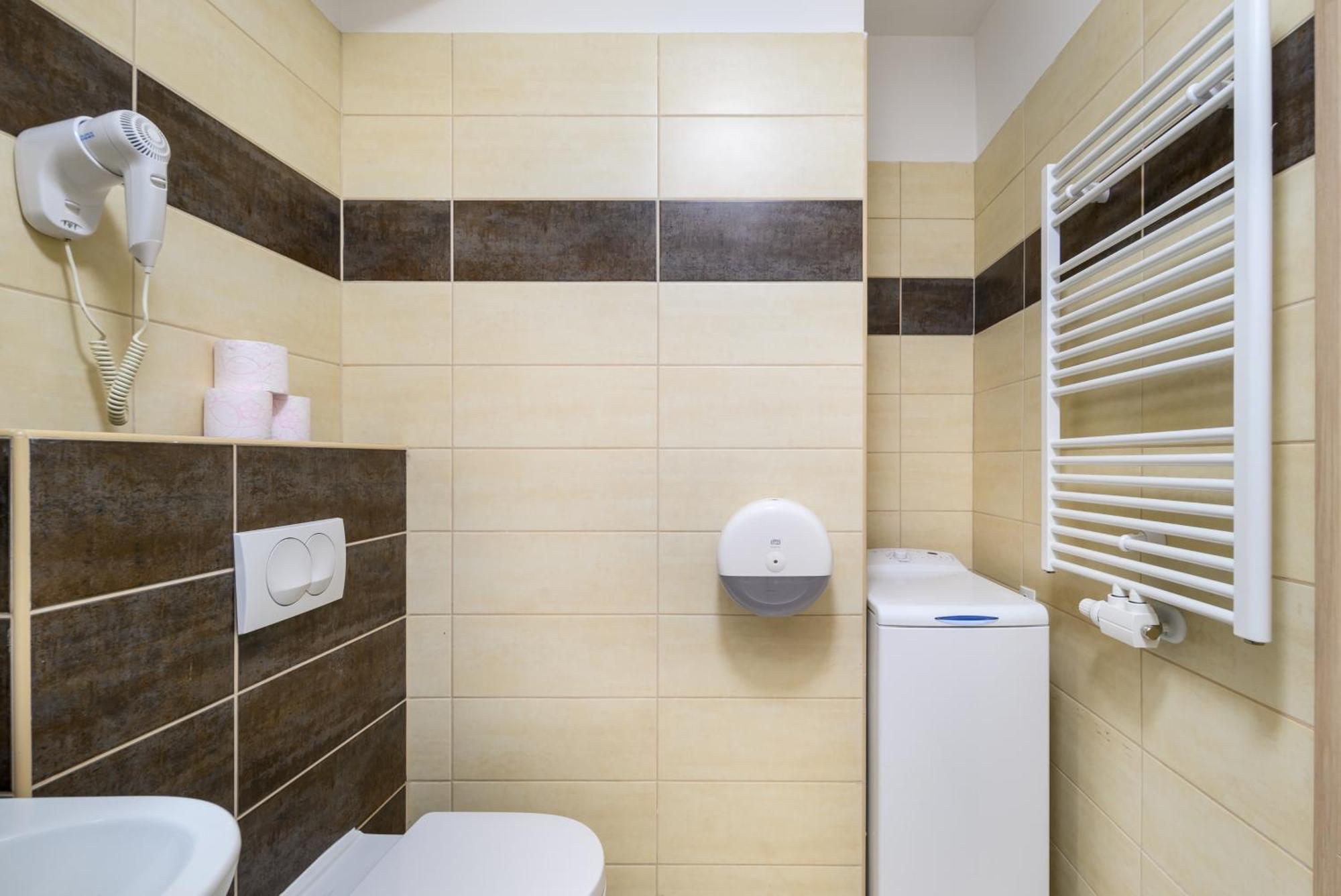 Atrium Deluxe Suite-free Parking Garage Same Building Apartment *